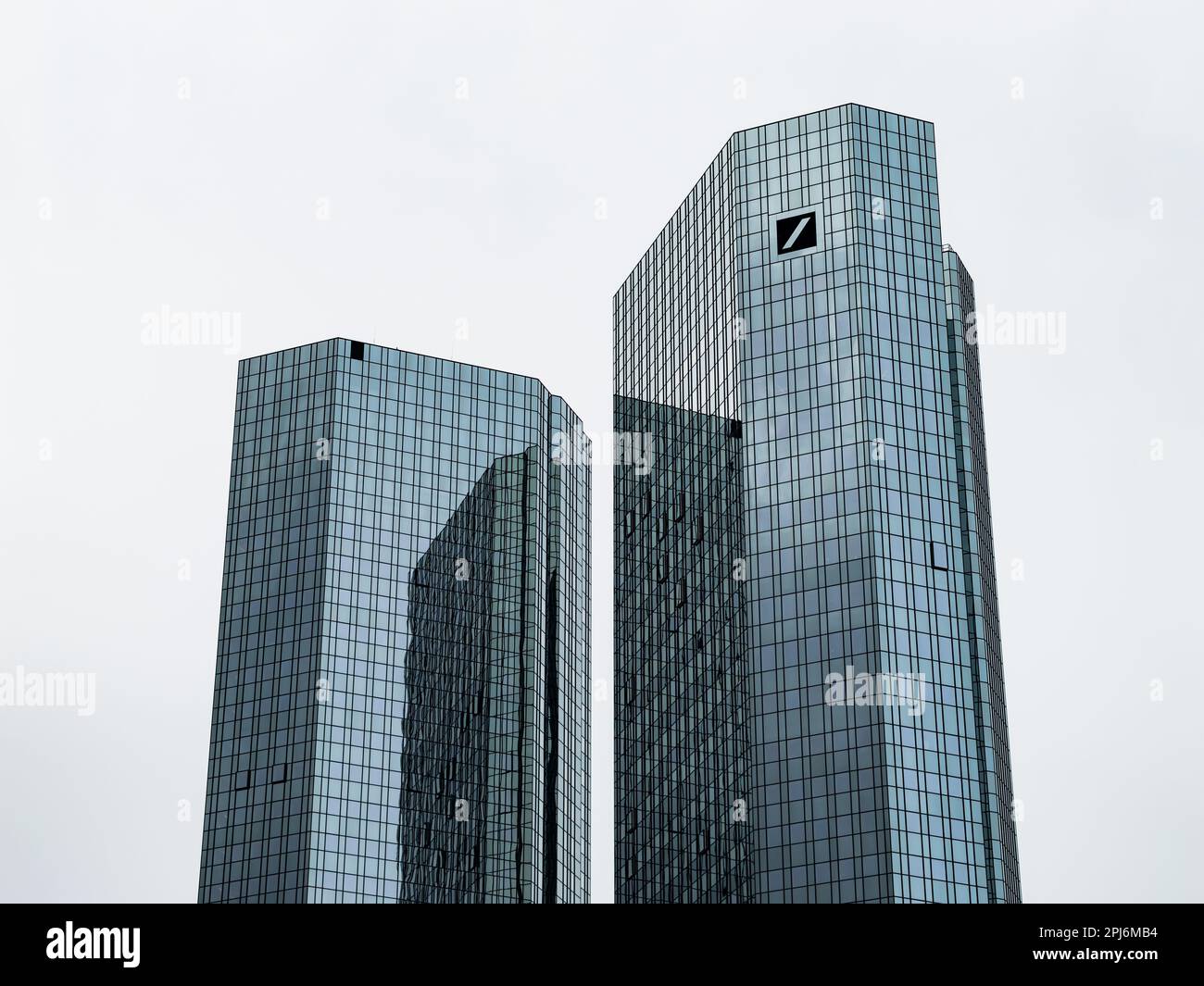 Deutsche Bank torri gemelle di fronte al cielo luminoso. Architettura moderna con una facciata in vetro. Grattacielo del quartiere finanziario di Francoforte sul meno. Foto Stock