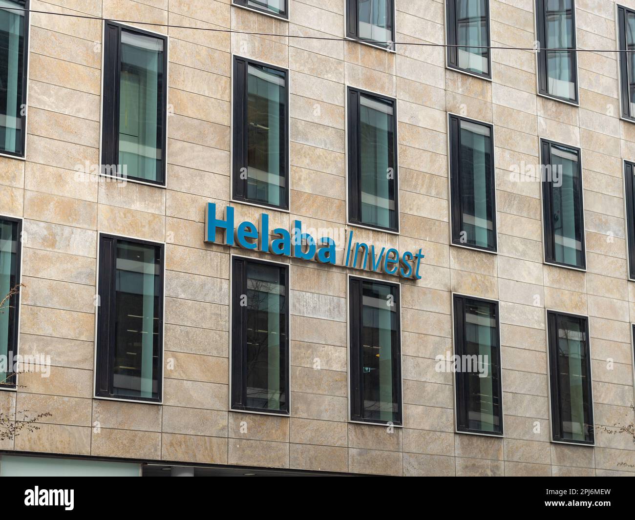Helaba Invest logo segno della banca commerciale. Servizi finanziari come la gestione patrimoniale e gli investimenti immobiliari. Esterno dell'edificio degli uffici in Hessen. Foto Stock