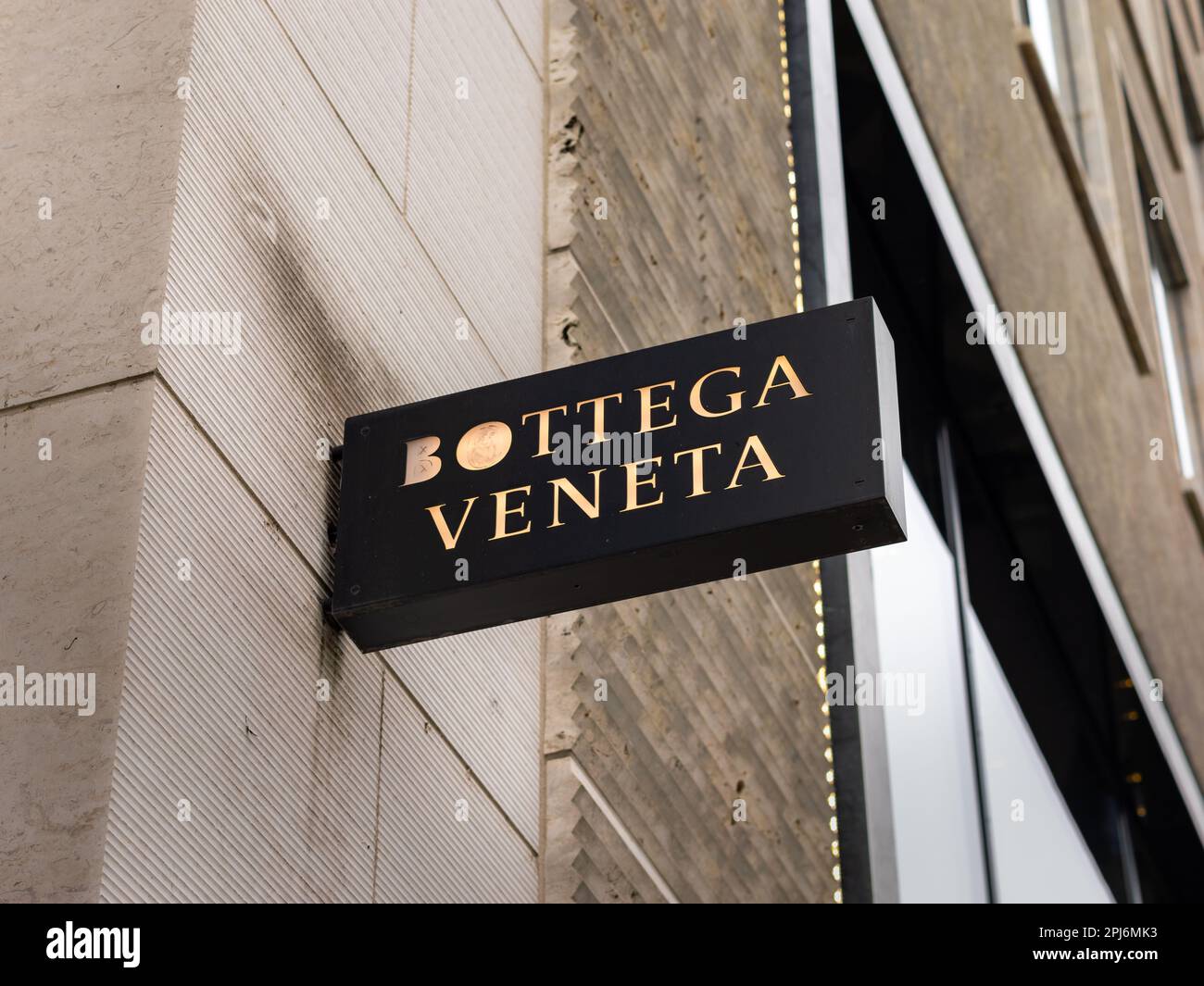Cartello con il logo Bottega Veneta sulla facciata dell'edificio del negozio. Designer di moda italiano di lusso nel centro della città. Acquisto di costosi prodotti lifestyle. Foto Stock