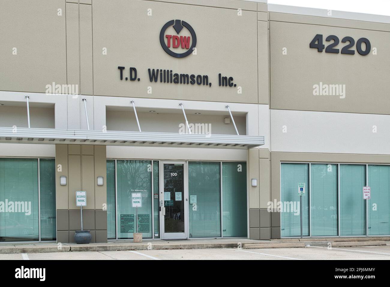 Houston, Texas USA 02-18-2023: T.D. Williamson Inc, esterno dell'edificio degli uffici a Houston, Texas. Azienda di soluzioni per gasdotti per l'industria petrolifera e del gas. Foto Stock