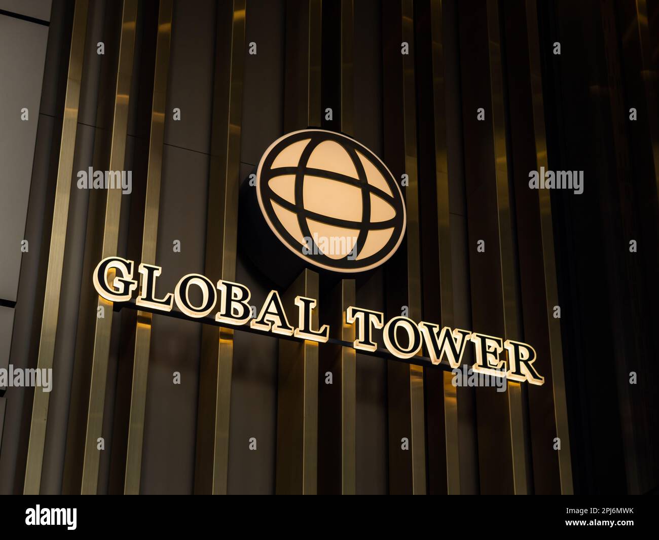 Simbolo della Global Tower dell'alto edificio degli uffici. Icona illuminata con il nome del complesso. Luogo di lavoro per molti uomini d'affari. Foto Stock