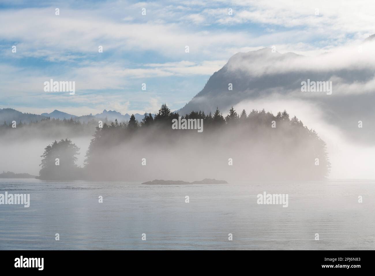 L'isola di Meares nella nebbia vista dal porto di Tofino, Vancouver Island, British Columbia, Canada. Foto Stock