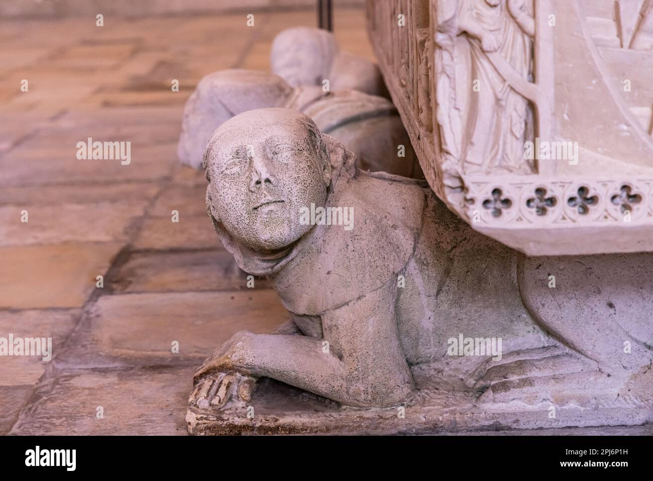 Europa, Portogallo, Alcobaca. 14 aprile 2022.Tomba di Ines de Castro nel Monastero di Alcobaca, patrimonio dell'umanità dell'UNESCO. Foto Stock