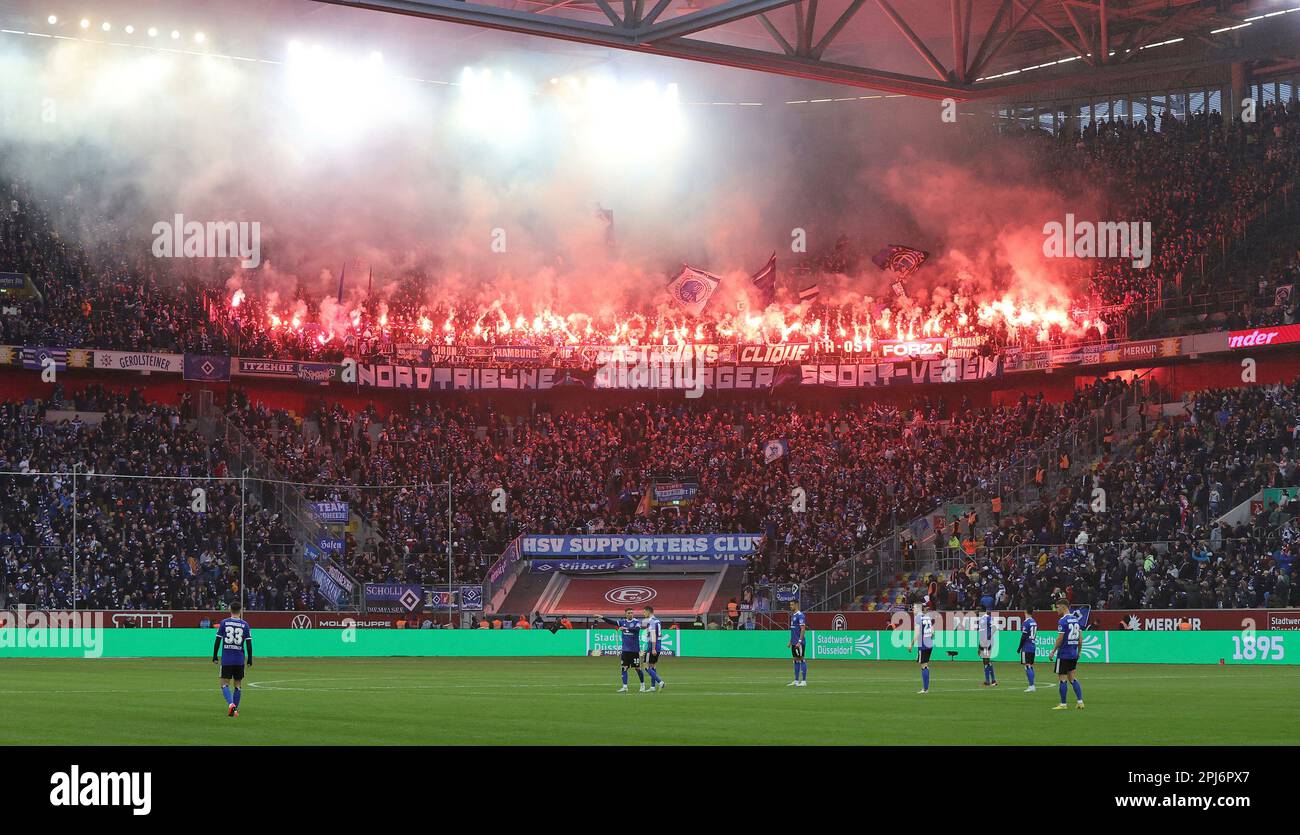 Dusseldorf, Germania. 31st Mar, 2023. Primo : 03/31/2023 Calcio Calcio 2nd Lega 2nd Bundesliga Stagione 2022/2023 Fortuna Dusseldorf - HSV Amburgo HSV Amburgo Amburgo Amburgo Amburgo Pyro tifosi HSV Amburgo a metà tempo Credit: dpa/Alamy Live News Foto Stock
