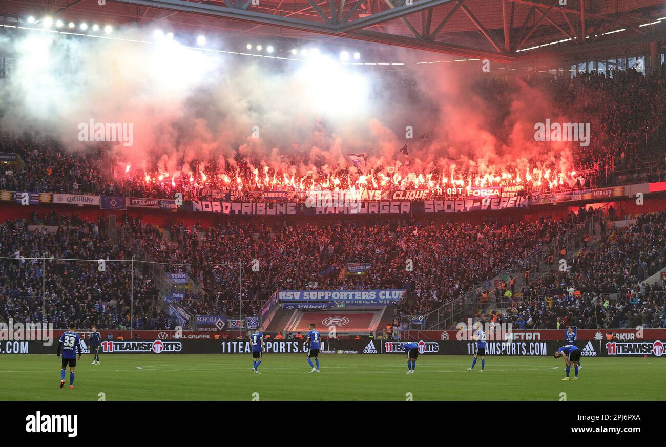 Dusseldorf, Germania. 31st Mar, 2023. Primo : 03/31/2023 Calcio Calcio 2nd Lega 2nd Bundesliga Stagione 2022/2023 Fortuna Dusseldorf - HSV Amburgo HSV Amburgo Amburgo Amburgo Amburgo Pyro tifosi HSV Amburgo a metà tempo Credit: dpa/Alamy Live News Foto Stock