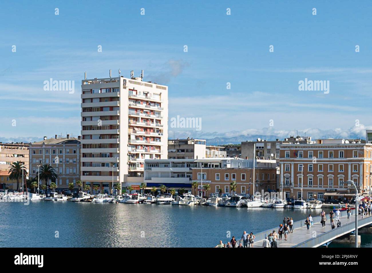 L'une des principales attrazioni de la ville est l'Université pont de la ville, qui relie la vieille ville de Zadar à la péninsule de Novi Vinodolski Foto Stock