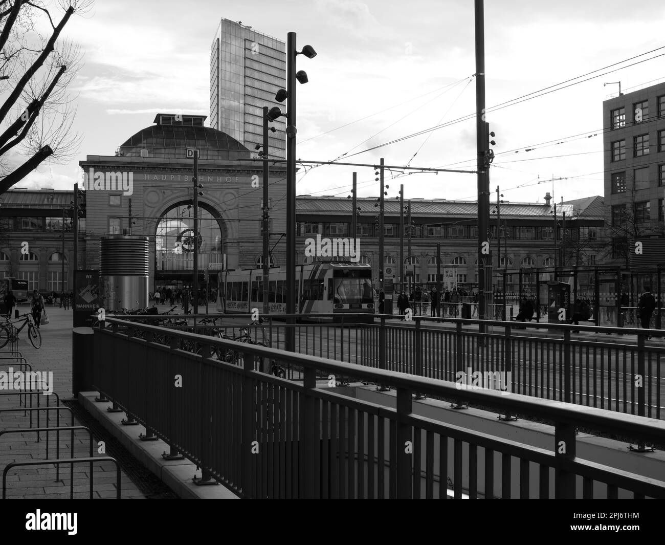 Foto di fronte alla stazione centrale di Mannheim. Immagine in bianco e nero. Foto Stock