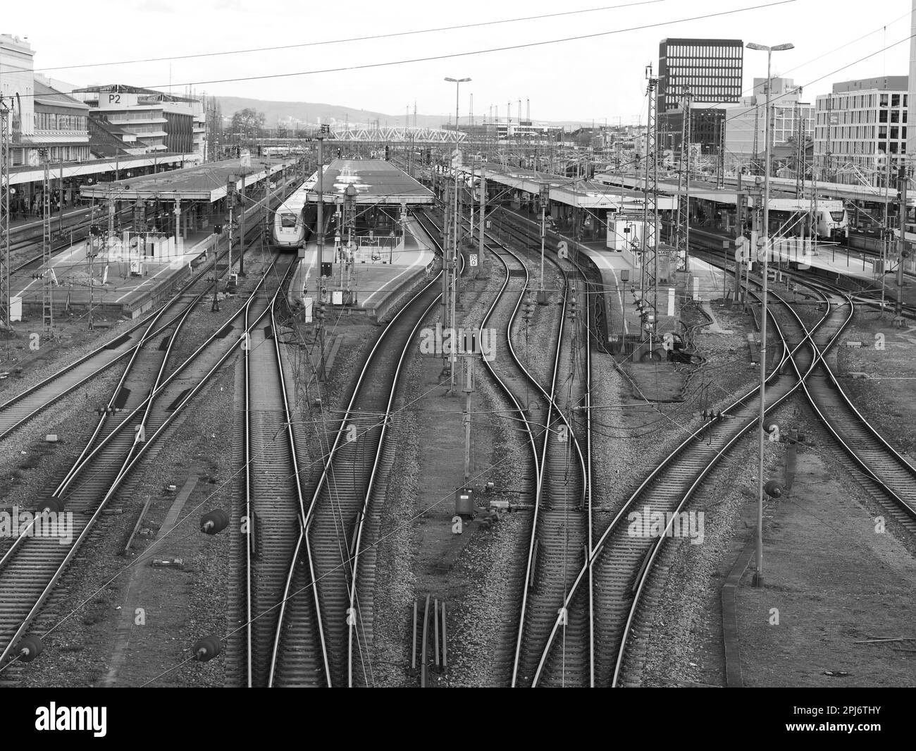 Mannheim, Germania, 03.31.2023 Stazione Centrale di Mannheim, molte rotaie e un treno con vagoni merci Foto Stock