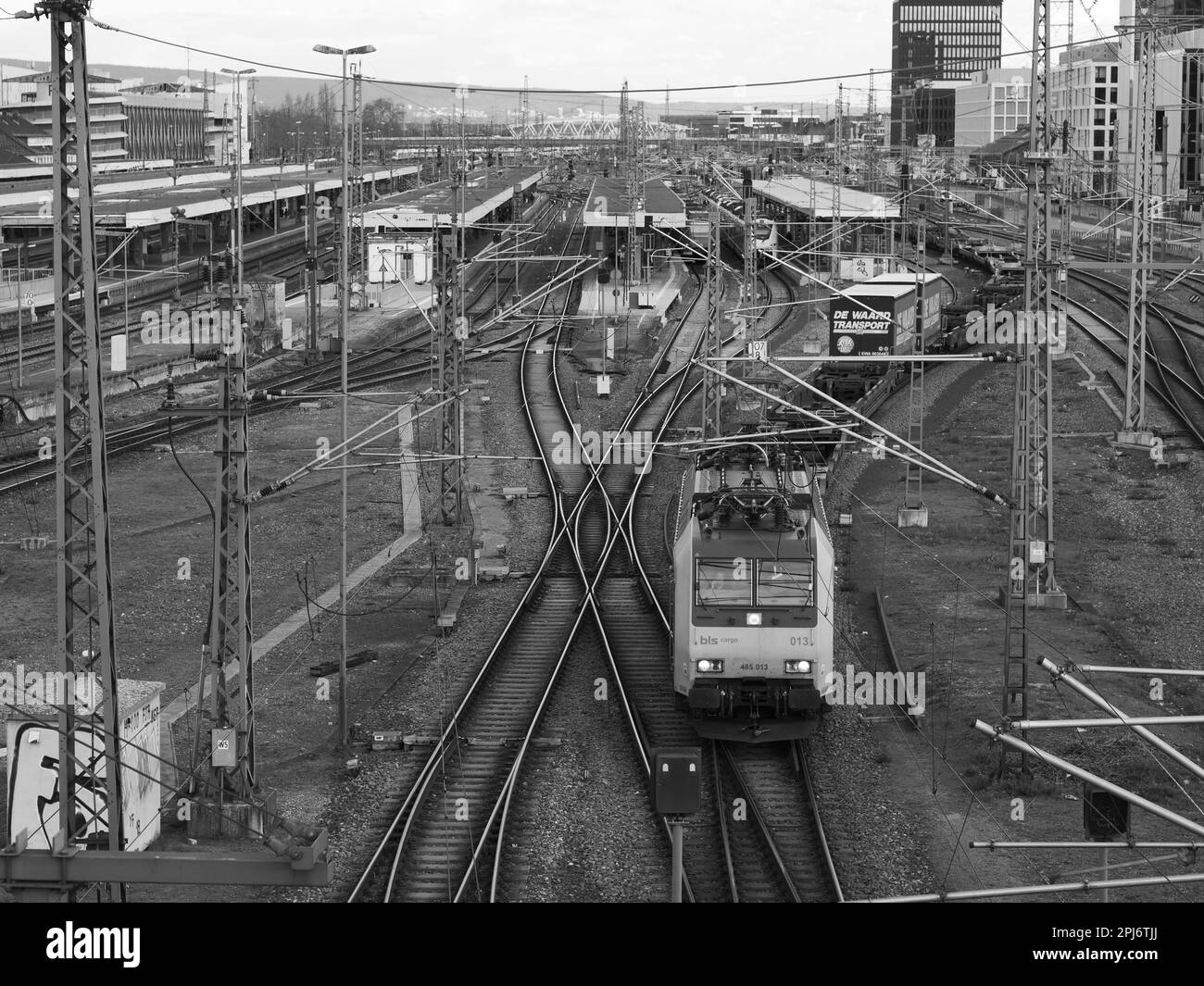 Mannheim, Germania, 03.31.2023 Stazione Centrale di Mannheim, molte rotaie e un treno con vagoni merci Foto Stock