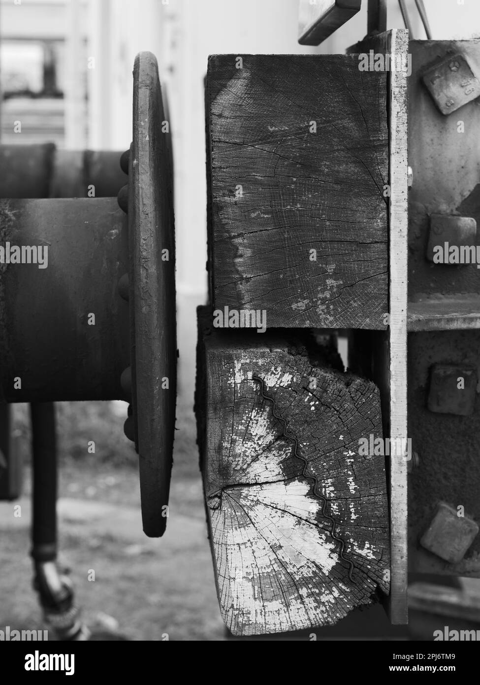 Primo piano in bianco e nero di un buffer stop. Un buffer-stop, noto anche come buffer-weir o buffer, è una forma di chiusura del binario. Impedisce l'uso di un veicolo Foto Stock