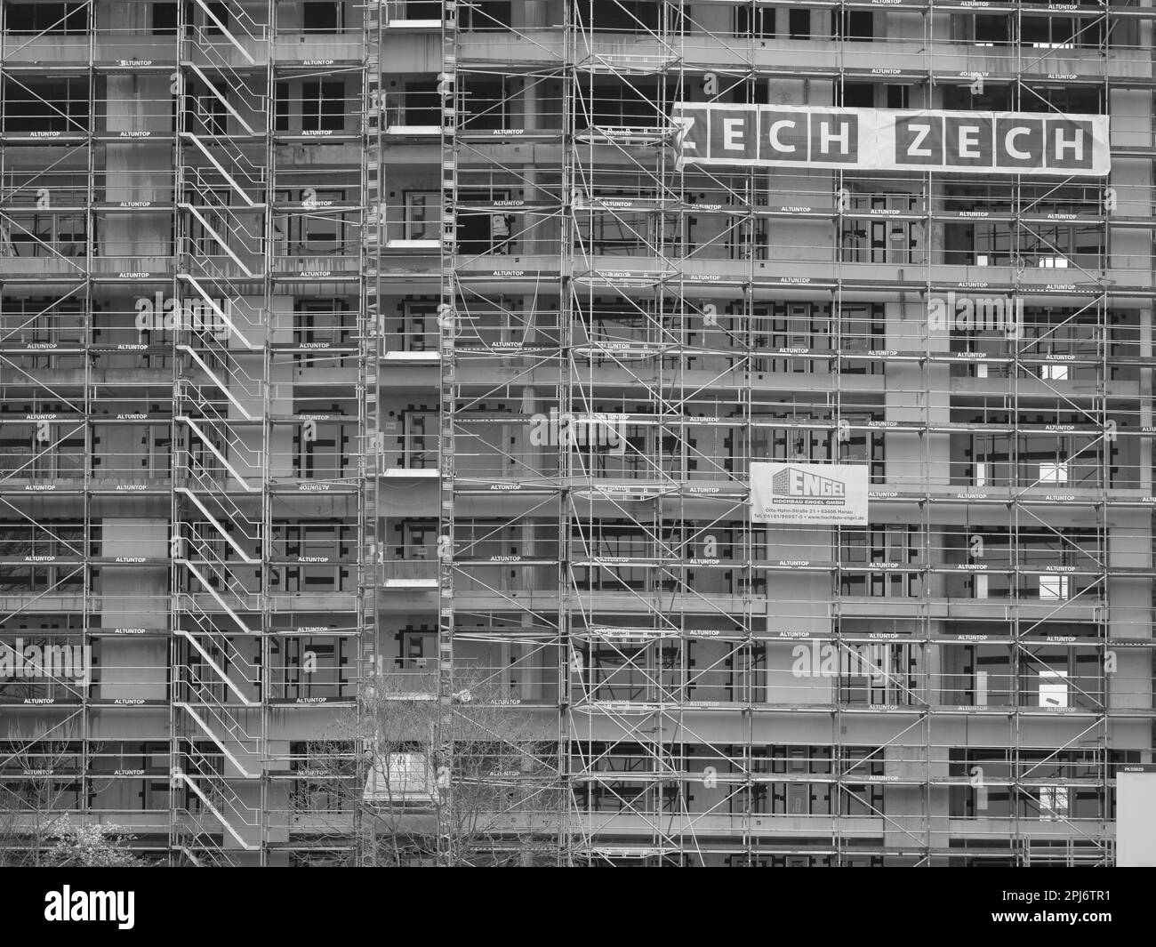 Francoforte, Germania, 03.31.2023 Nuova costruzione di un edificio per uffici, in primo piano le nuove finestre dell'edificio incompiuto e la ferrovia in acciaio Foto Stock