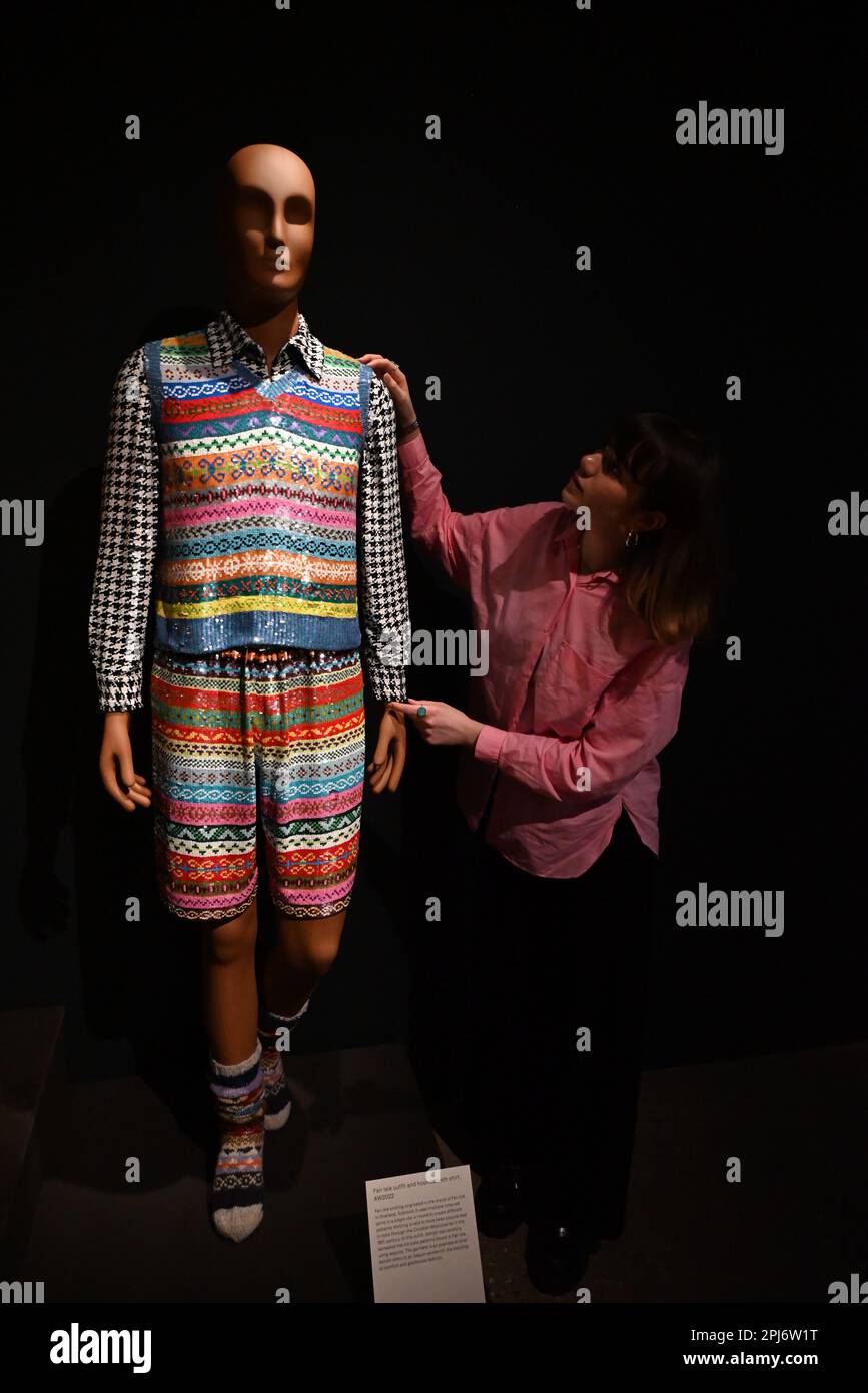 Ashish: Fall in Love and Be More Tender alla William Morris Gallery, 1 aprile – 10 settembre 2023. I suoi disegni sono stati indossati da tutti, da Rhianna a Lady Gaga . I punti salienti includono un mini abito arcobaleno indossato da Taylor Swift nel suo video di End Game, Una tuta in paillettes indossata da Charli XCX e una canotta indossata da Tom Daley. La mostra sarà la prima grande indagine sul lavoro di Ashish. Ashish ha vinto tre volte il prestigioso premio NEWGEN e i suoi disegni sono stati presentati in mostre al V&A and the Met , NY .. Foto Stock