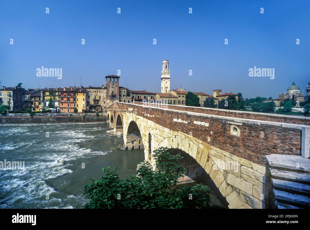 PONTE PIETRA vecchio ponte di pietra di fiume Adige skyline di VERONA VENETO ITALIA Foto Stock