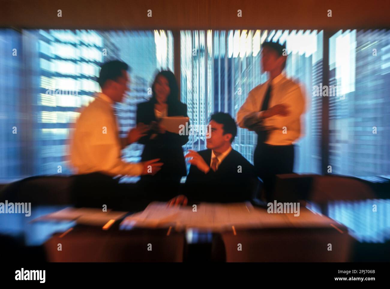 1996 STORICI LAVORATORI ASIATICI OFFICE IN RIUNIONE INTORNO AL TAVOLO Foto Stock