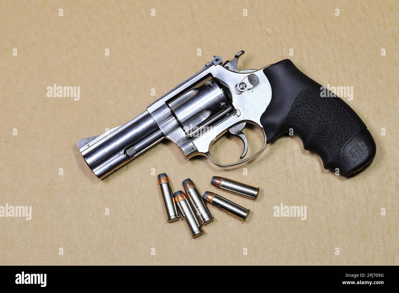La pistola a revolver compatta, j-frame M60 pistola vista lato sinistro, con cilindro chiuso preparare per l'uso isolato su carta marrone. Foto Stock