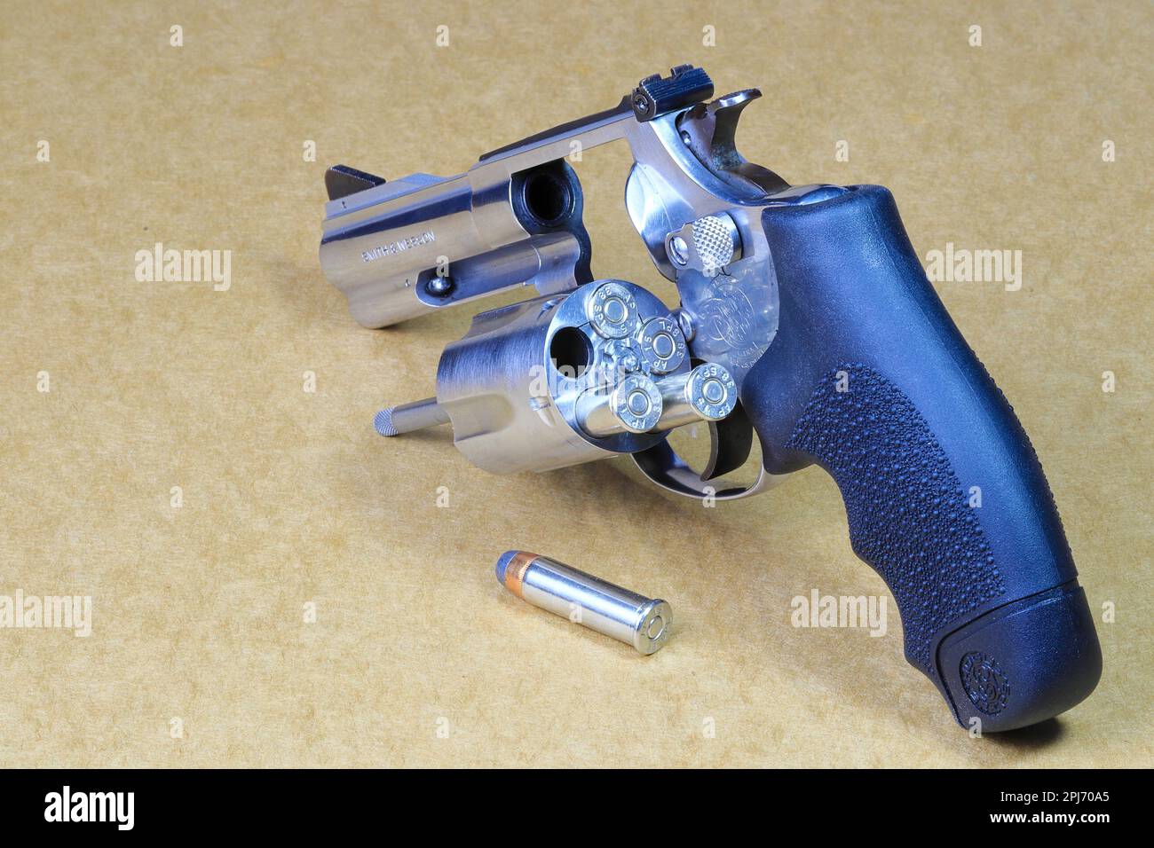 La pistola a revolver compatta, in acciaio inox J-Frame M60 pistola vista posteriore sinistra, cilindro aperto per la ricarica delle munizioni. Foto Stock