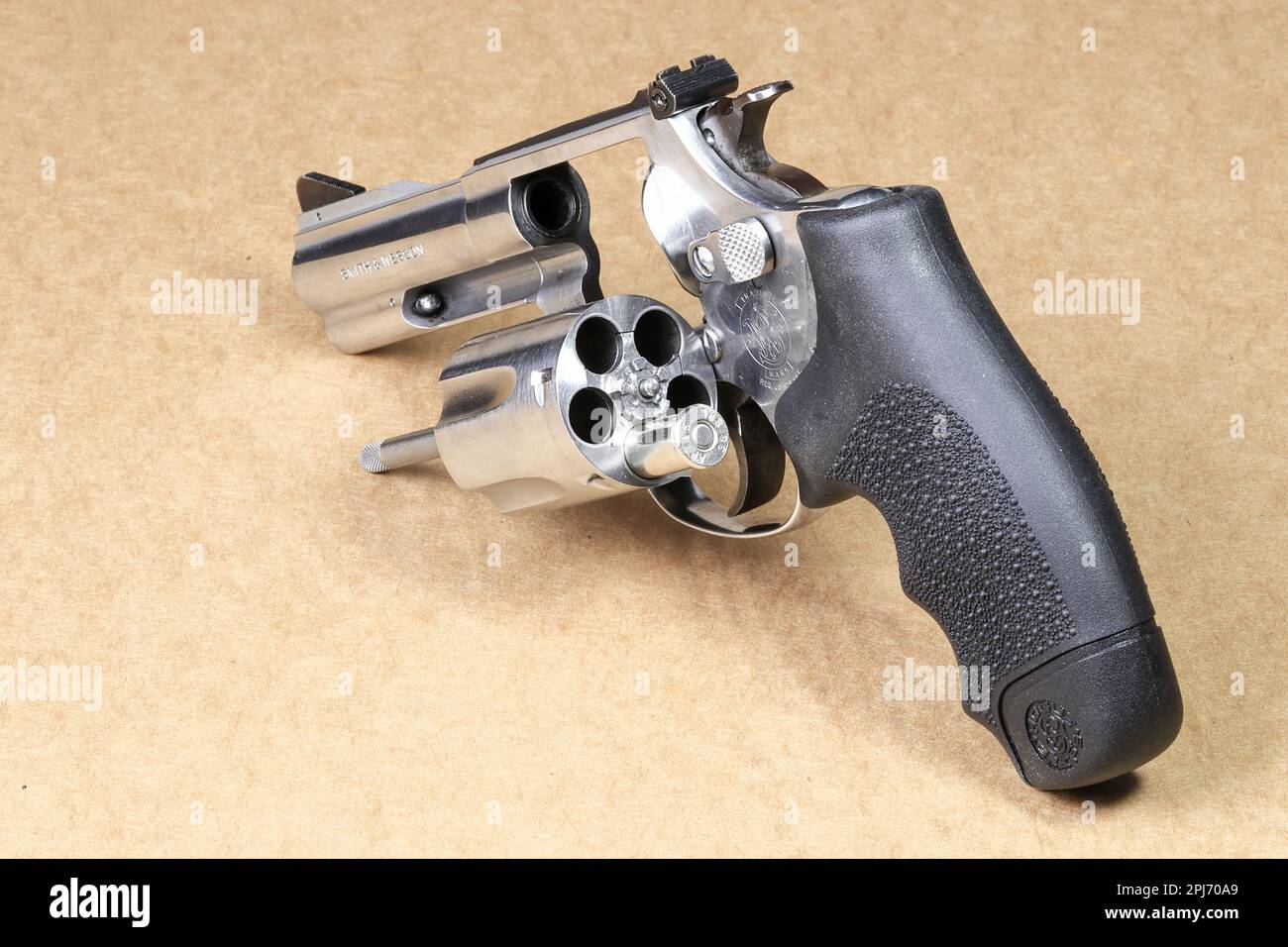 La pistola compatta revolver, in acciaio inox j-frame M60 pistola anteriore sinistra vista laterale, cilindro aperto con 1 giro può essere utilizzato in russo gioco roulette. Foto Stock