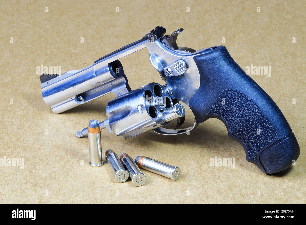 La pistola a revolver compatta, in acciaio inox J-Frame M60 pistola vista posteriore lato sinistro, con cilindro aperto preparare per l'uso isolato su sfondo marrone. Foto Stock