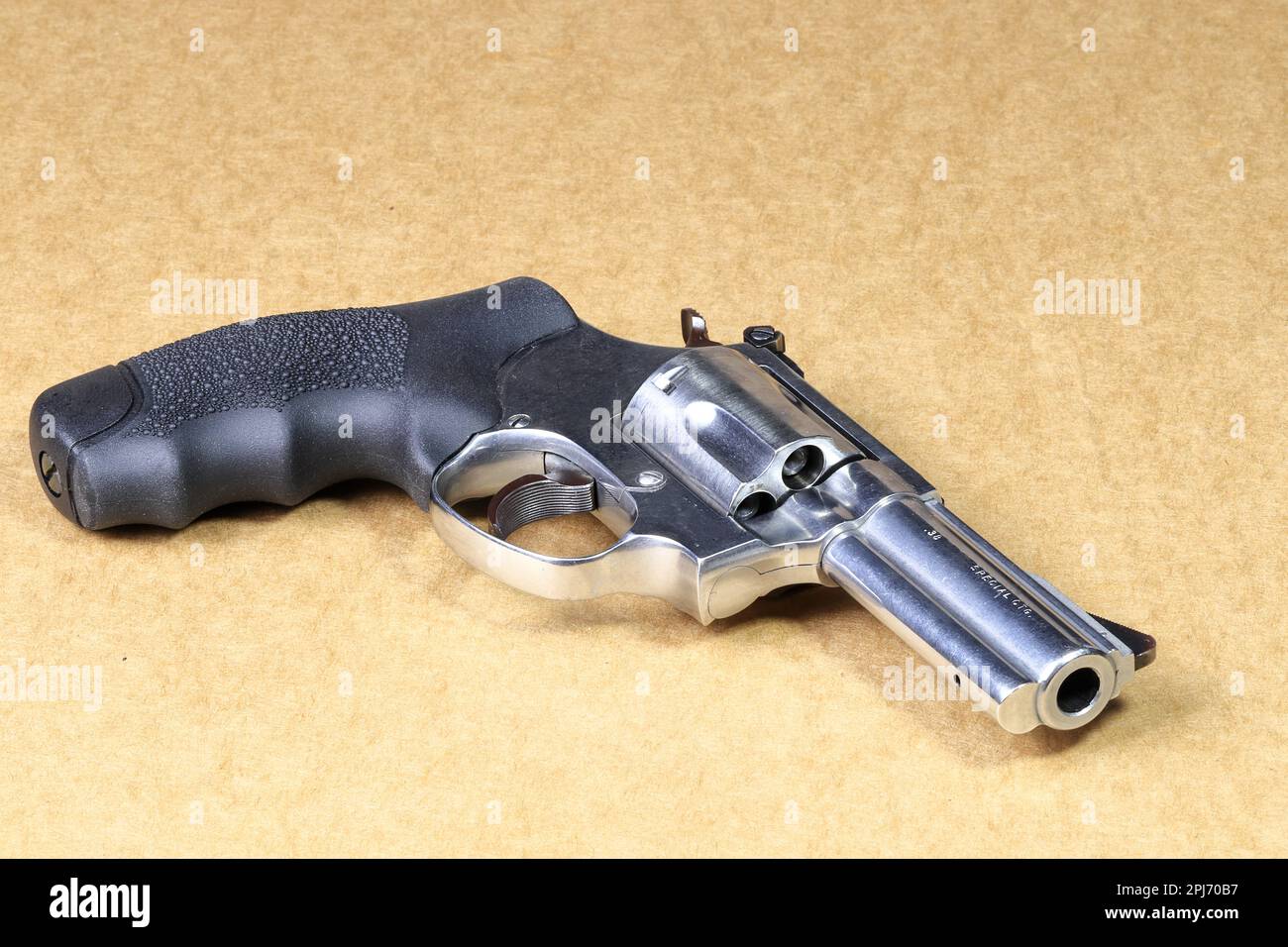 La pistola a revolver compatta, in acciaio inox J-Frame M60 pistola vista frontale lato destro, con cilindro aperto preparare per l'uso isolato su sfondo bianco. Foto Stock