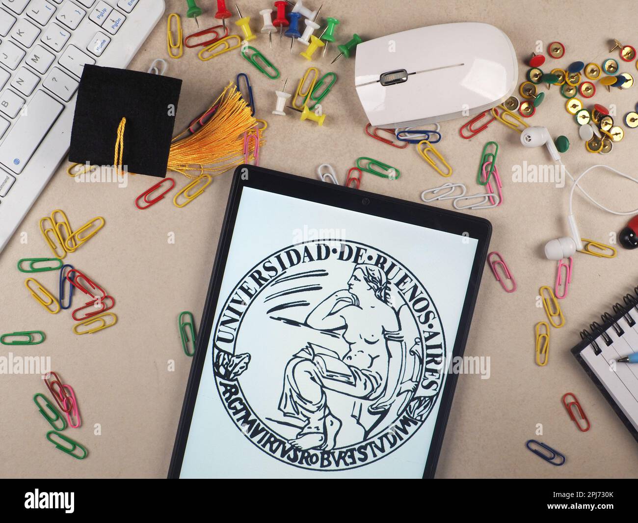 In questa illustrazione, il logo dell'Università di Buenos Aires (UBA) è visualizzato su un tablet. Foto Stock