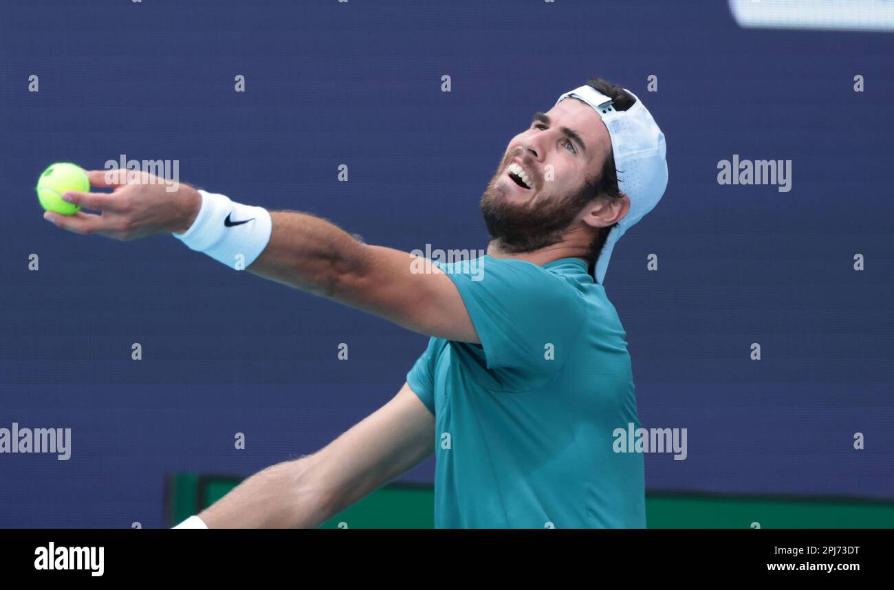 Miami Gardens, Stati Uniti. 31st Mar, 2023. No.14 Karen Khachanov dalla Russia serve al No.4 Daniel Medvedev dalla Russia nella semifinale Mens sul campo dello stadio al Miami Open nell'Hard Rock Stadium a Miami Gardens, Florida, venerdì 31 marzo 2023. Medvedev ha sconfitto Khachanov 7-6, 3-6, 6-3 con un primo tie breaker per avanzare alle finali. Foto di Gary i Rothstein/UPI Credit: UPI/Alamy Live News Foto Stock