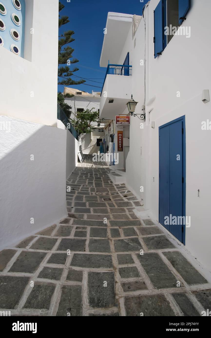 IOS, Grecia - 26 maggio 2021 : Vista di un vicolo tipico nella pittoresca isola di iOS Grecia Foto Stock