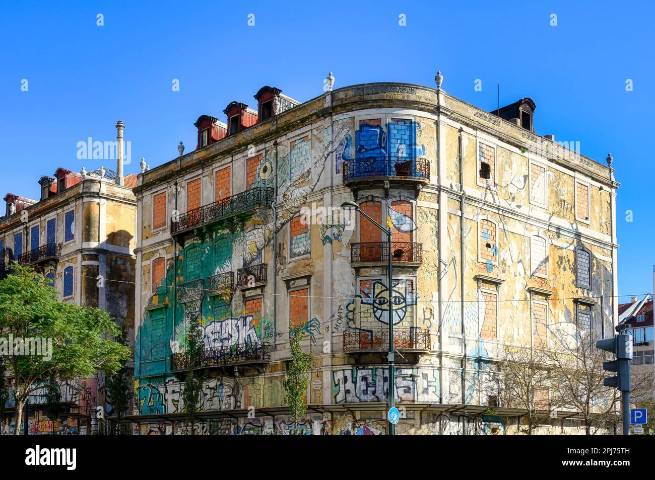Graffiti in un edificio abbandonato, Lisbona, Portogallo Foto Stock