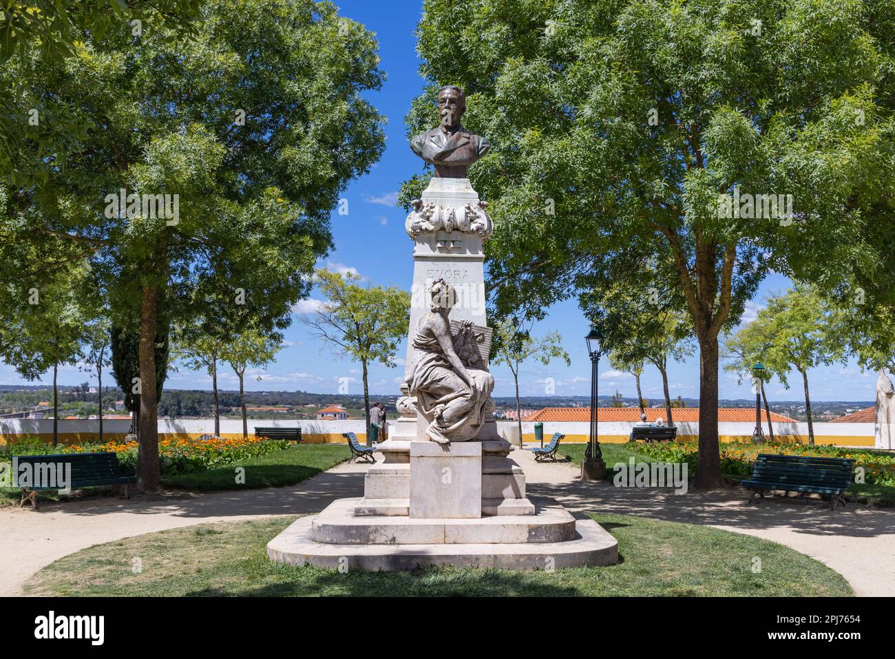 Europa, Portogallo, Evora. Aprile 20, 2022. Monumento al Dr. Barahona nel giardino del Tempio Romano di Diana. Foto Stock