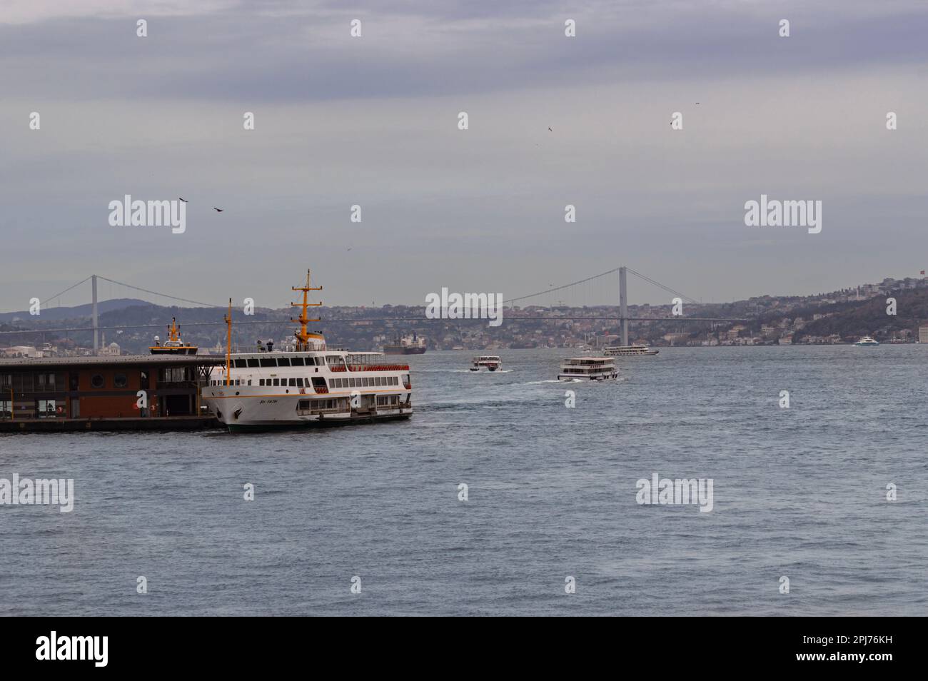 Vista sul Bosforo. Il traffico marittimo tra i continenti dell'Europa e dell'Asia e l'iconico traghetto Istanbul City Lines. Istanbul, Turchia - Marzo 2023: Foto Stock