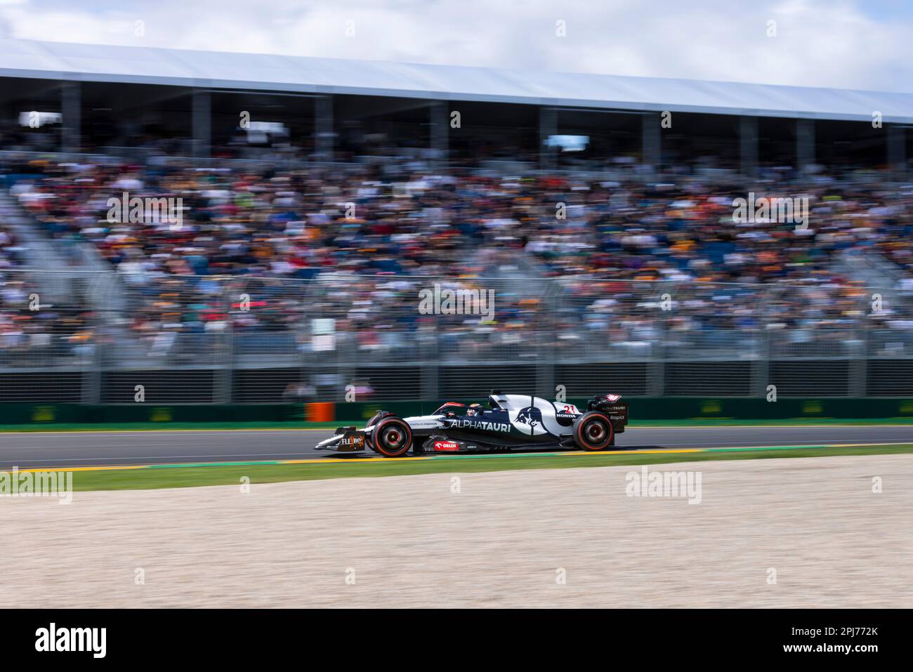 Melbourne, Australia. 31st Mar, 2023. Nyck De Vries dei Paesi Bassi guida la (21) Scuderia AlphaTauri AT04 durante le prove in vista del Gran Premio d'Australia F1 sul circuito di Albert Park Grand Prix. Credit: SOPA Images Limited/Alamy Live News Foto Stock