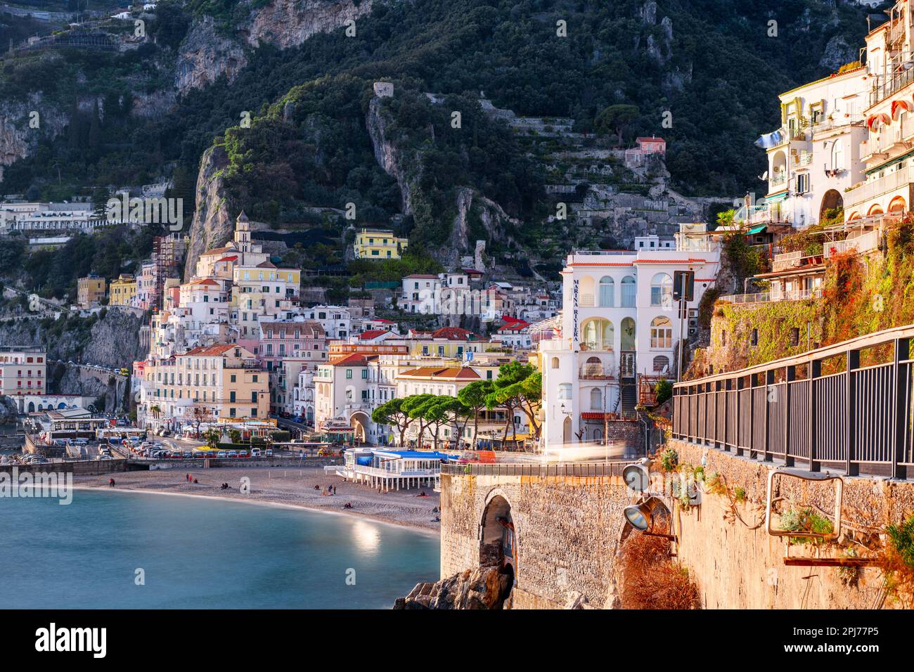 Amalfi, Italia skyline della città costiera sul Mar Tirreno al tramonto. Foto Stock