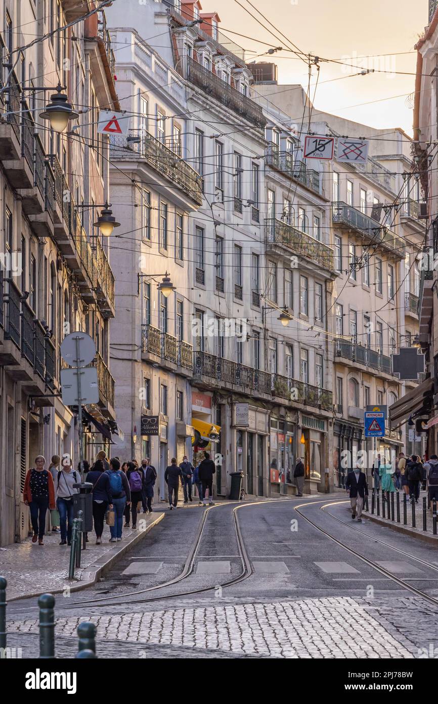 Europa, Portogallo, Lisbona. Aprile 18, 2022. Vista serale di una tipica strada di Lisbona. Foto Stock