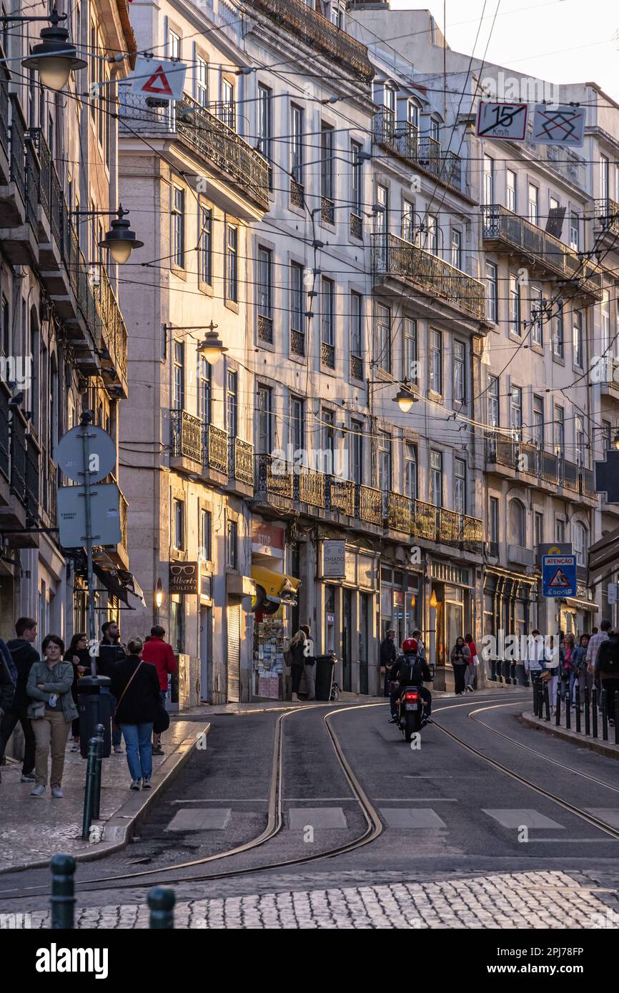 Europa, Portogallo, Lisbona. Aprile 18, 2022. Vista serale di una tipica strada di Lisbona. Foto Stock