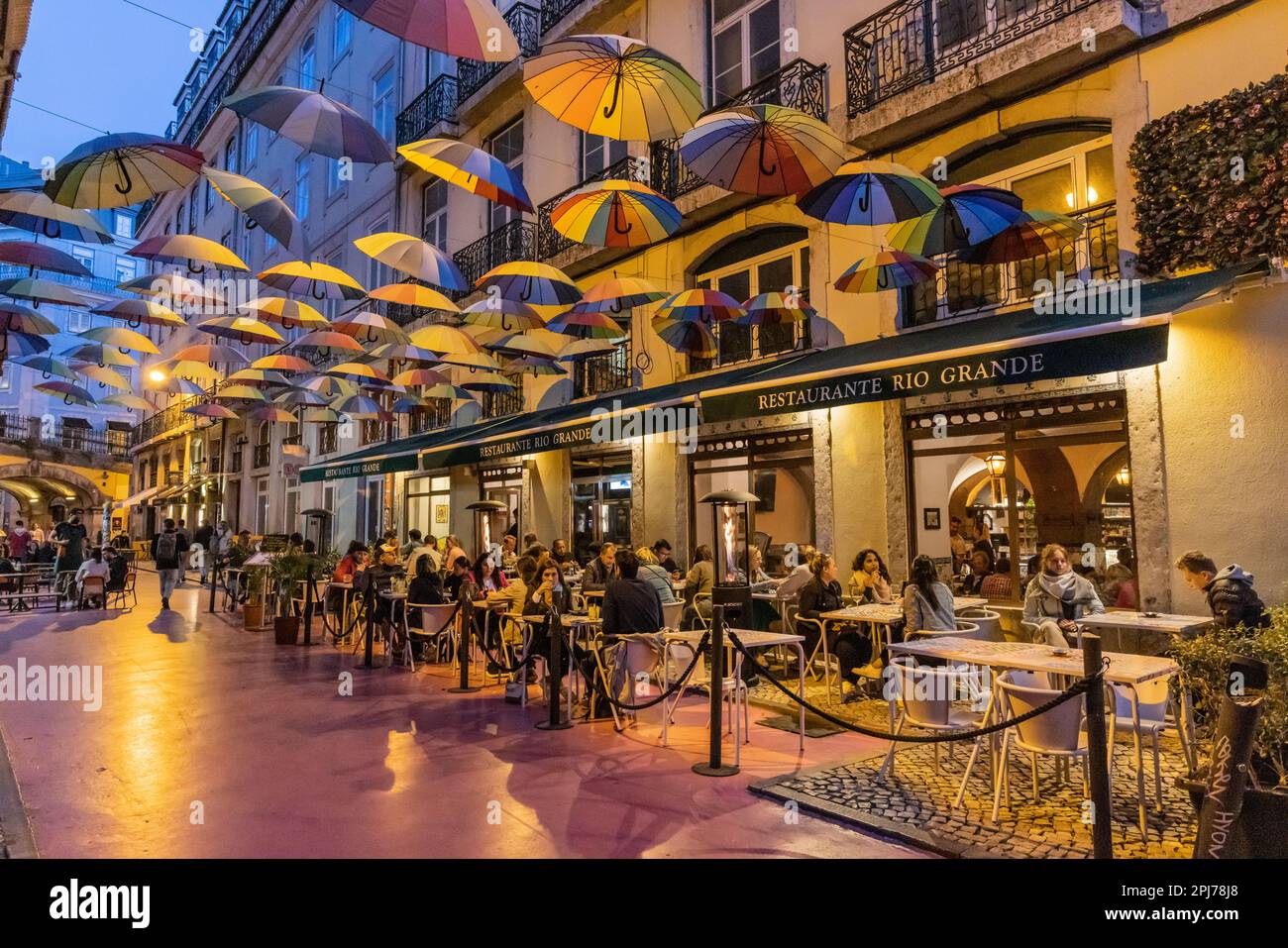 Europa, Portogallo, Lisbona. Aprile 18, 2022. Ombrelloni colorati sopra i caffè in una strada pedonale a Lisbona. Foto Stock