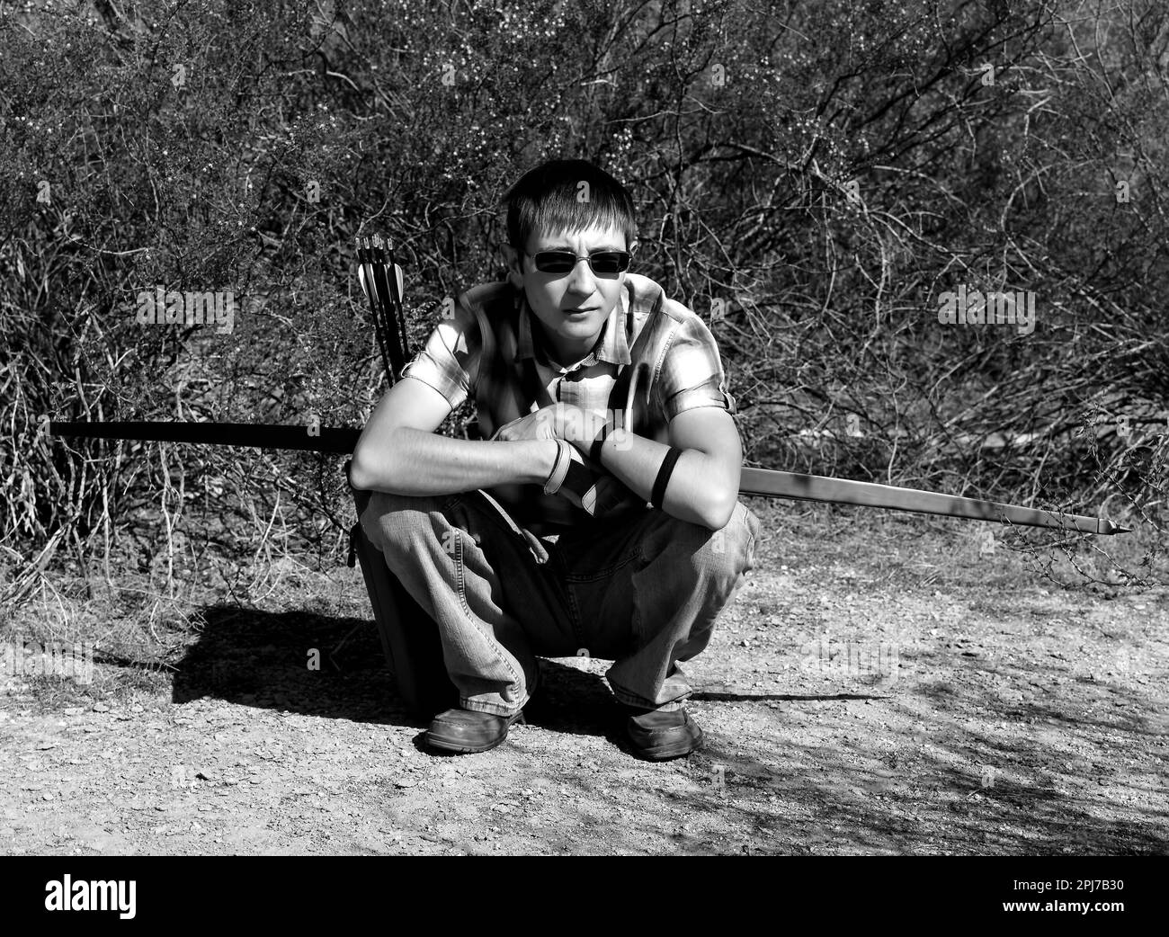 Giovane arciere che spara un arco tradizionale ricorrente Foto Stock