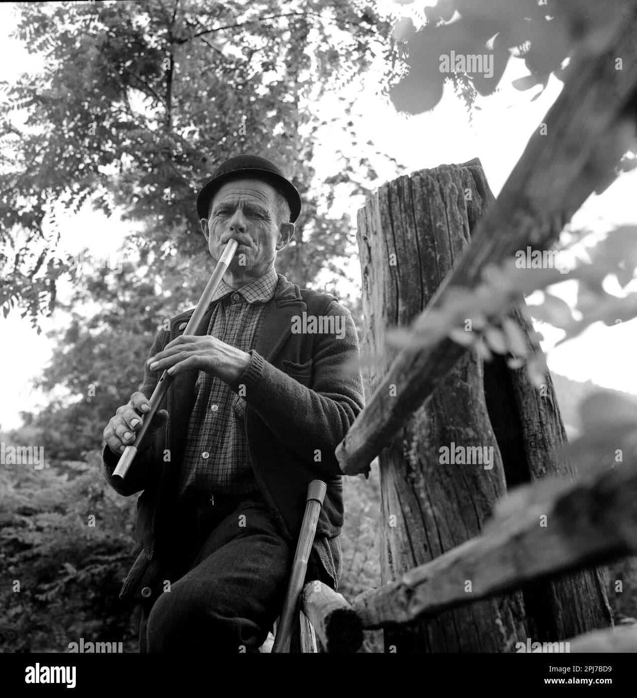 Contea di Sibiu, Romania, circa 1977. Pastore locale che gioca il flauto. Foto Stock