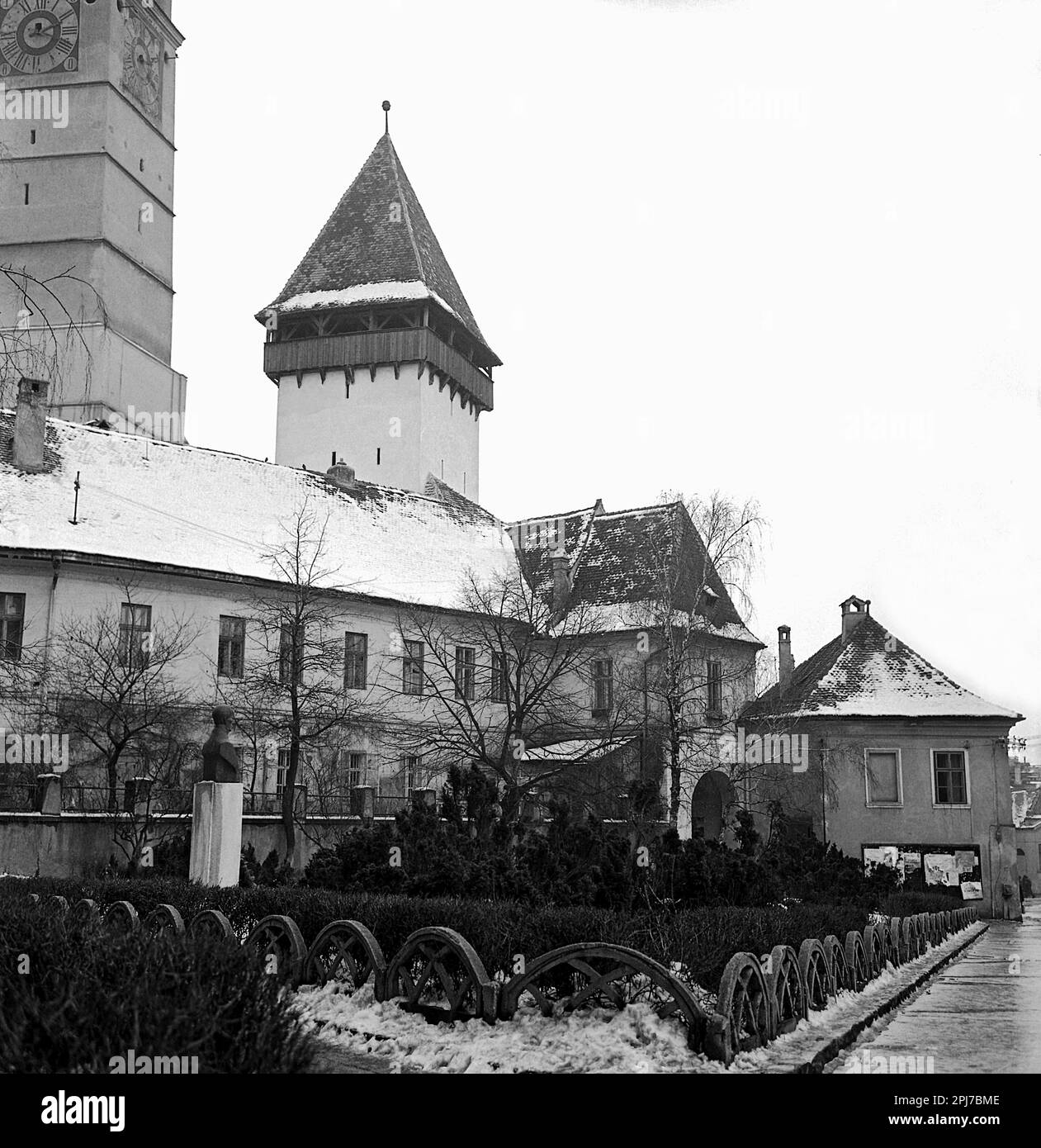 Medias, Contea di Sibiu, Romania, circa 1977. Vista del the15th ° secolo Chiesa fortificata di Santa Margherita. Una statua della personalità sassone Stephan Ludwig Roth di fronte alla scuola superiore che porta il suo nome. Foto Stock