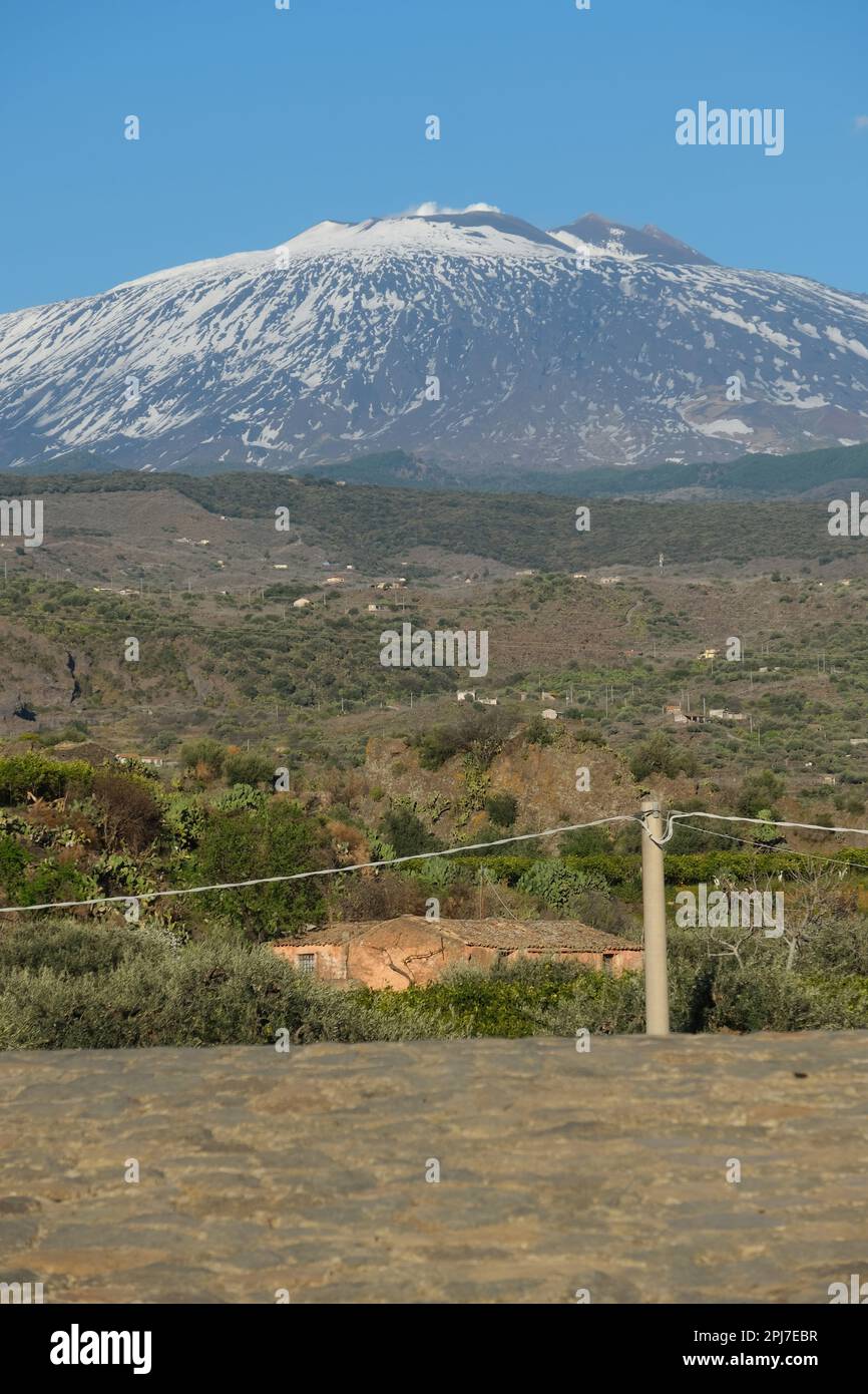 Il vulcano Etna visto dal Ponte dei Saraceni, vicino alla città di Adrano, regione Sicilia, Italia Foto Stock