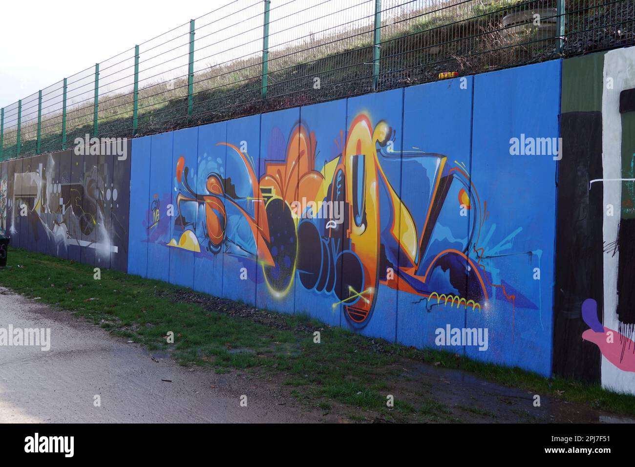 Legales, künstlerisches Graffito an der Mauer um den Kalkberg, die Hall of Fame genannt wird. Die Stadt Köln Hat einen Großen Teil der Mauer für Spray Foto Stock