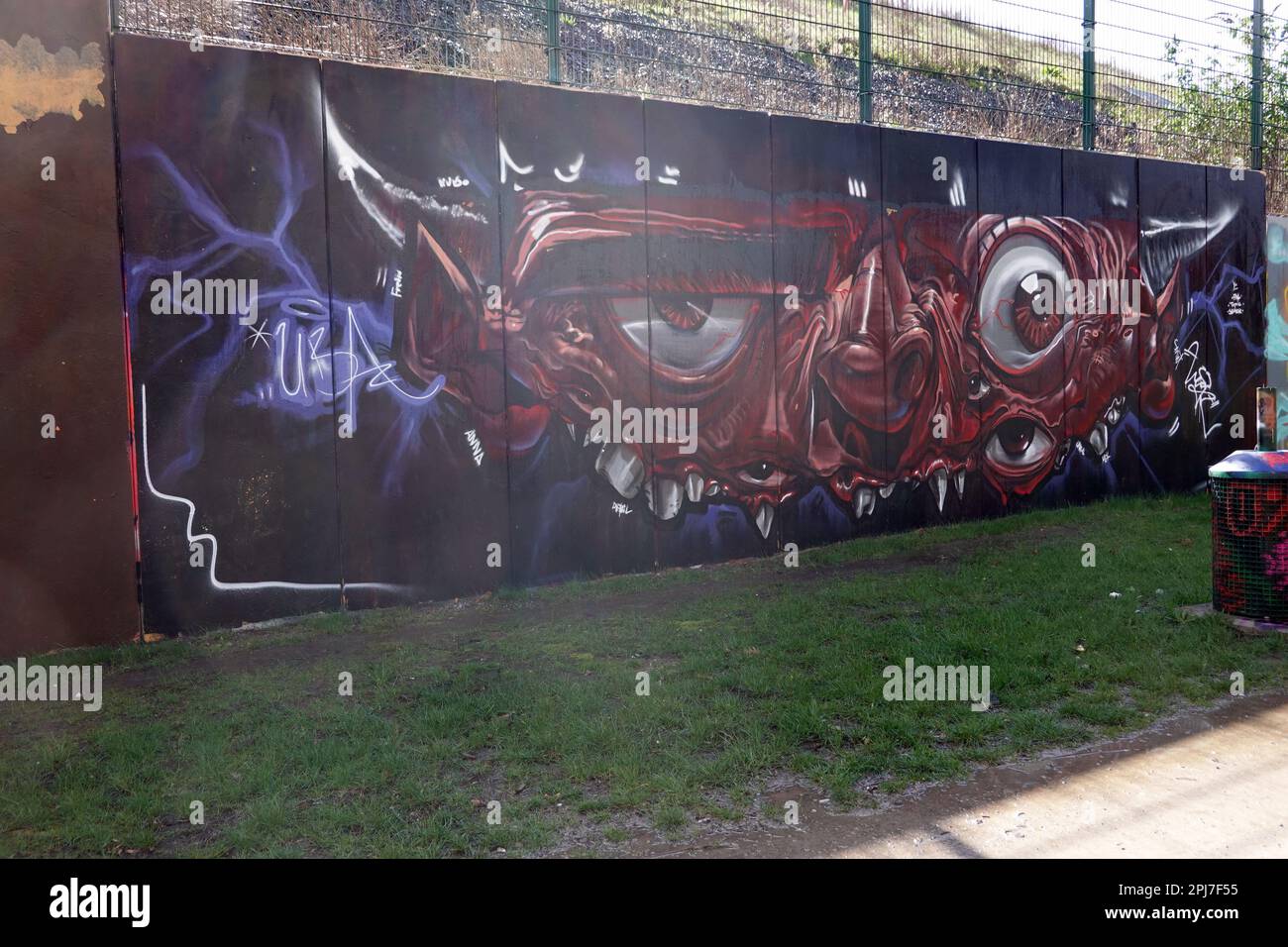 Legales, künstlerisches Graffito an der Mauer um den Kalkberg, die Hall of Fame genannt wird. Die Stadt Köln Hat einen Großen Teil der Mauer für Spray Foto Stock