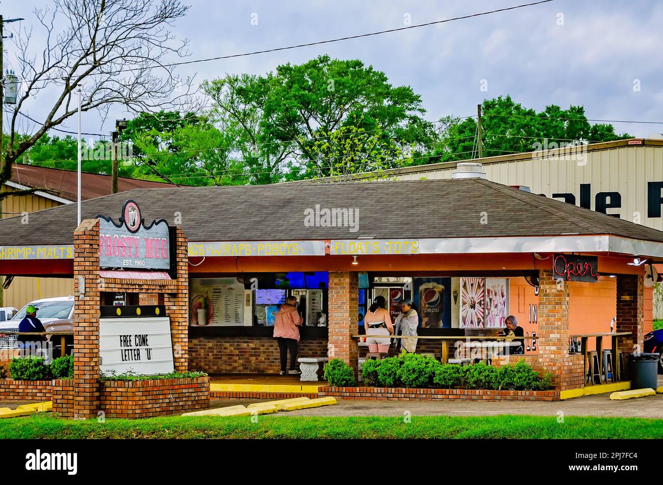 I clienti mangiano al Frosty Mug, 29 marzo 2023, a Wiggins, Mississippi. Il ristorante è stato fondato nel 1960. Foto Stock