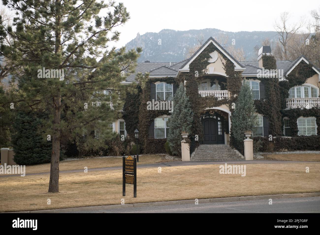 Grande esclusiva casa singola in vendita per $3,3 milioni di euro vicino Broadmoor Hotel. Esclusivo quartiere di Colorado Springs, Colorado Foto Stock