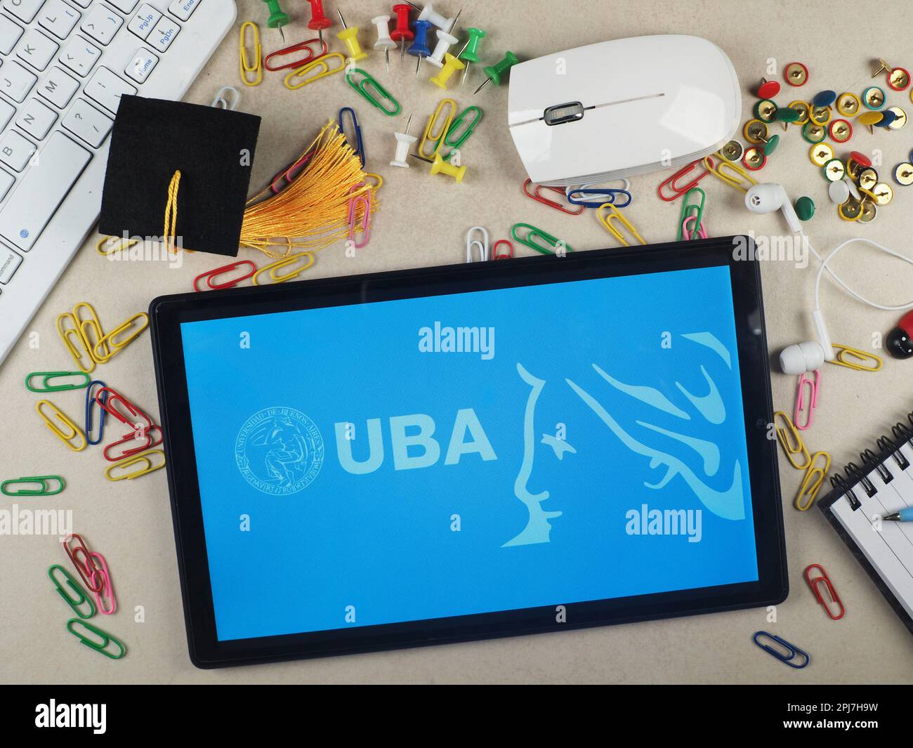 In questa foto, il logo dell'Università di Buenos Aires (UBA) visualizzato su un tablet. Foto Stock