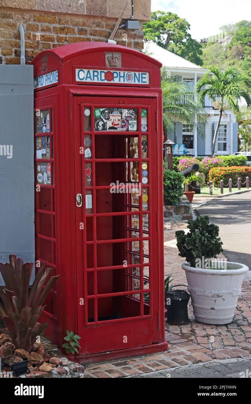 Iconica scatola telefonica rossa, Nelson's Dockyard, Antigua Foto Stock