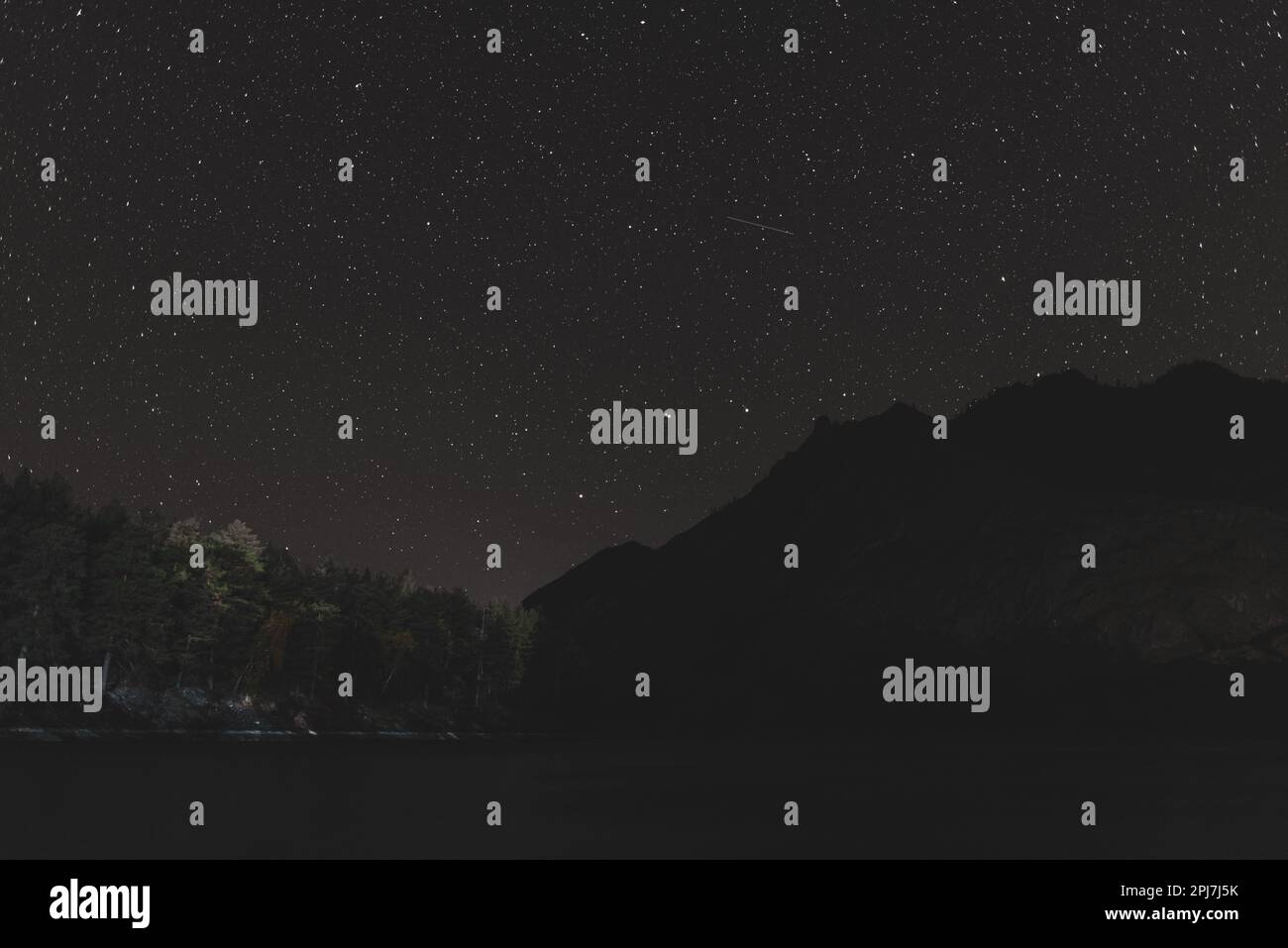 Notte stellata su una montagna scura vicino al fiume Katun in Altai Foto Stock