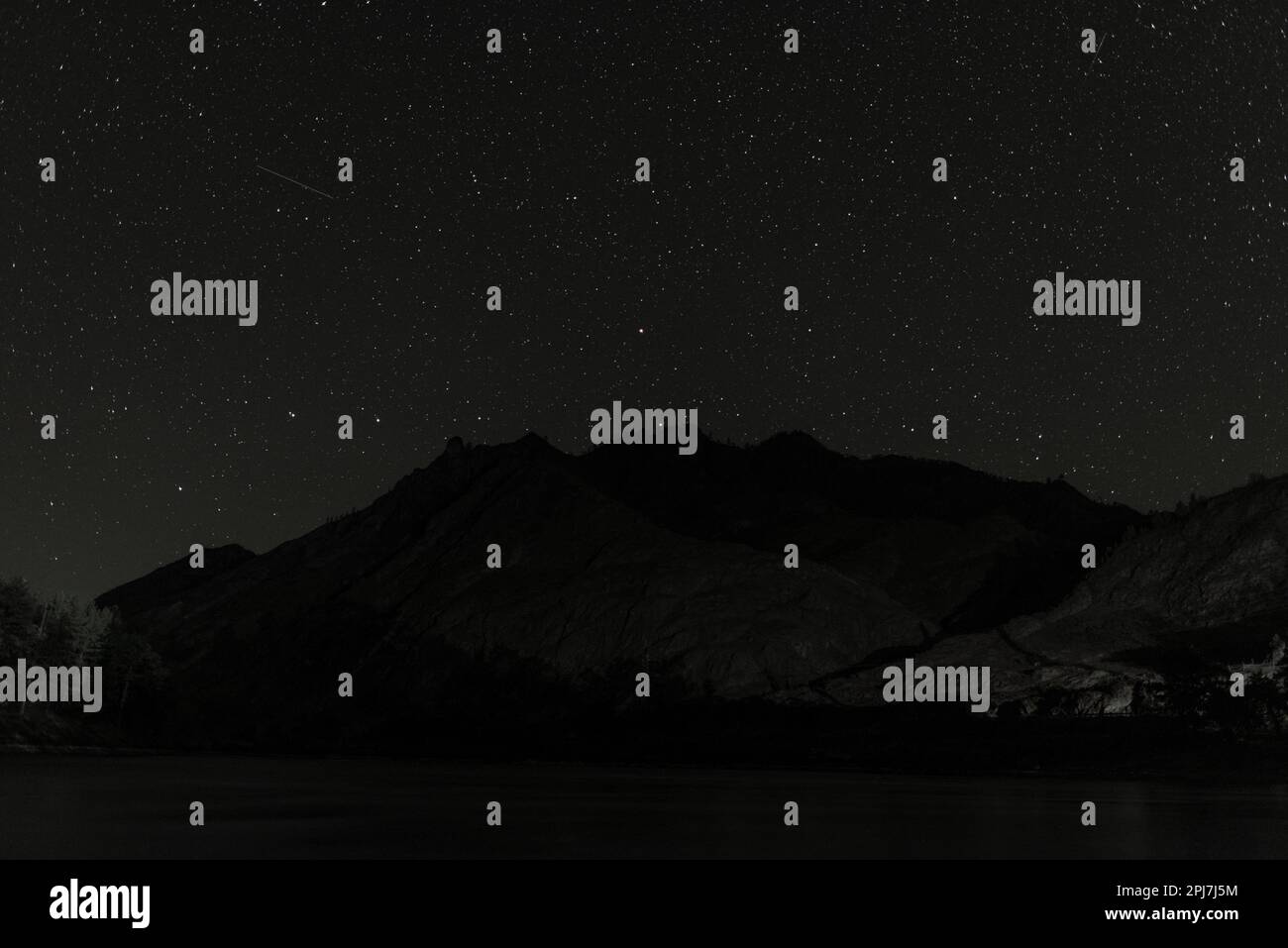 Notte stellata su una montagna scura vicino al fiume Katun in Altai in Siberia. Foto Stock