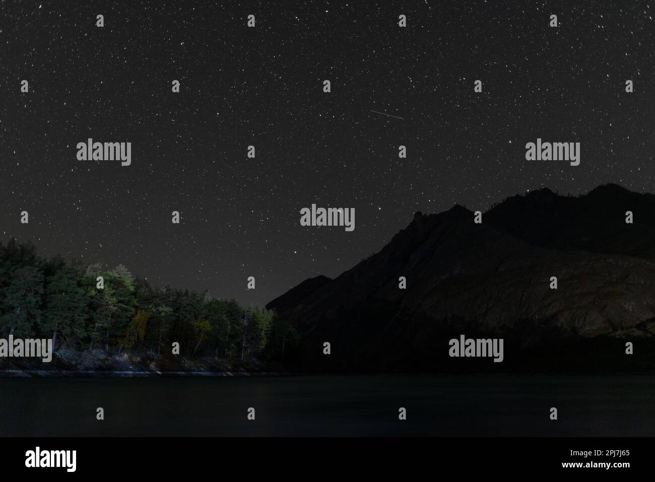Notte stellata su una montagna scura e foresta di abete vicino al fiume Katun in Altai Foto Stock