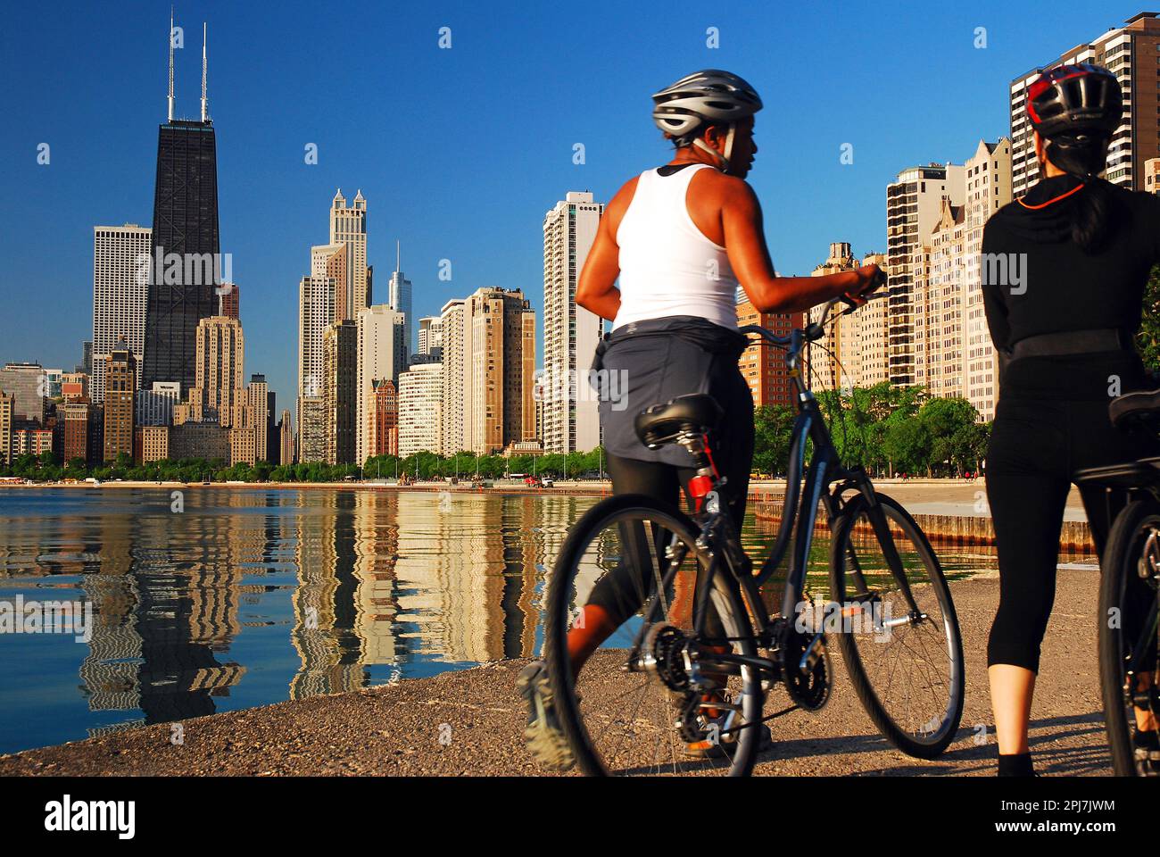 Ciclisti lungo la riva del lago a Chicago Foto Stock