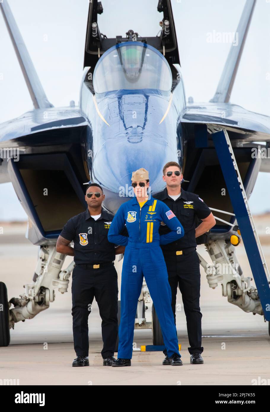 El Centro, California, Stati Uniti. 11th Mar, 2023. Dopo aver completato il suo primo spettacolo aereo pubblico come pilota Blue Angel, USA AMANDA LEE posa con il suo equipaggio davanti al suo F/A-18E/F Super Hornet. Il Lt. Lee è diventato il primo pilota aviogetto da combattimento femminile della squadra Blue Angels nei 76 anni di storia dello squadrone il 11th marzo al salone aereo El Centro Naval Air Facility di El Centro, Calif. Il Lt. Amanda Lee occupa la posizione di squadra #3 nella performance acrobatica. Il suo volo storico è stato testimoniato da oltre 12.000 partecipanti. La missione del team è quella di mostrare il lavoro di squadra e la professionalità dell'unità Foto Stock