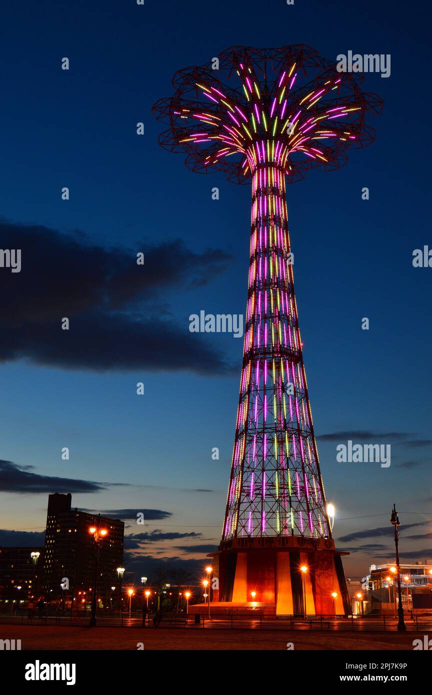 L'ex corsa in paracadute a Coney Island e' adesso un punto di riferimento multicolore sul lungomare Foto Stock